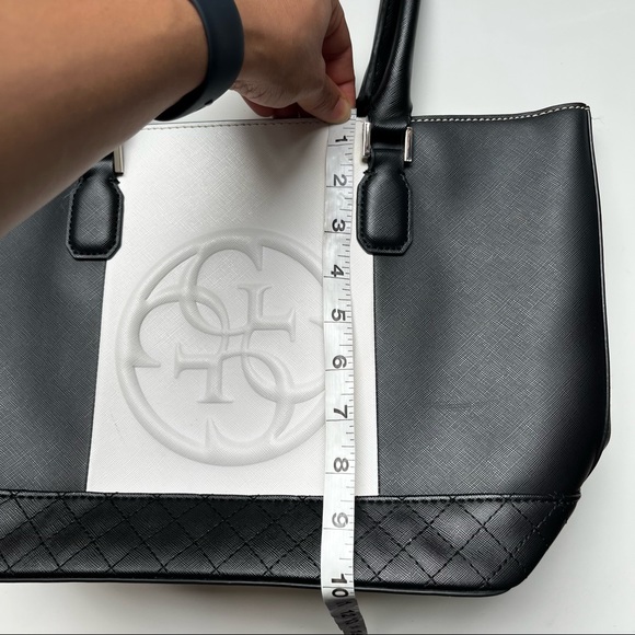 Guess purse - Picture 3 of 9